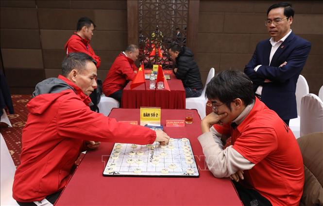 Các kỳ thủ thi đấu tại Giao hữu cờ tướng Lạng Sơn - thành phố Bằng Tường. Ảnh: Anh Tuấn – TTXVN