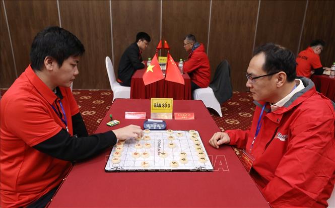 Các kỳ thủ thi đấu tại Giao hữu cờ tướng Lạng Sơn - thành phố Bằng Tường. Ảnh: Anh Tuấn – TTXVN