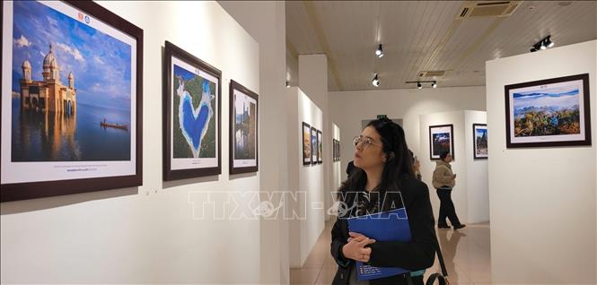 Khách tham quan triển lãm. Ảnh: Phương Thanh-TTXVN