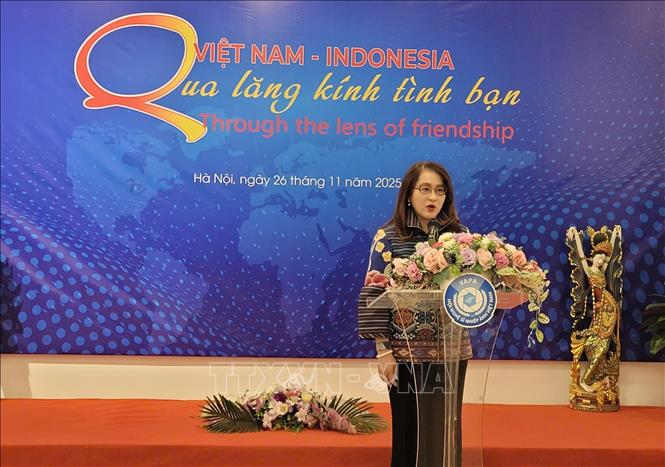 Bà Agatha Anne Bunanta, Chủ tịch Liên đoàn các Hiệp hội Nhiếp ảnh Indonesia, phát biểu. Ảnh: Phương Thanh-TTXVN