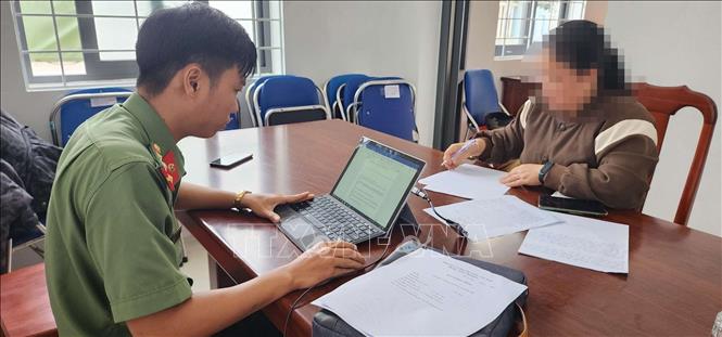 Triệu tập, răn đe và yêu cầu viết cam kết không tái phạm đối với các trường hợp đăng tải thông tin chưa kiểm chứng, sai sự thật về bão lũ. Ảnh: TTXVN phát