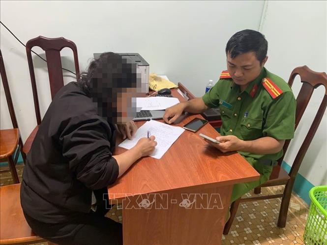 Triệu tập, răn đe và yêu cầu viết cam kết không tái phạm đối với các trường hợp đăng tải thông tin chưa kiểm chứng, sai sự thật về bão lũ. Ảnh: TTXVN phát