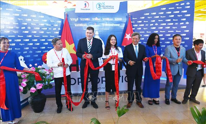 Phó Thủ tướng Cuba Oscar Pérez-Oliva Fraga (thứ 3, từ trái sang), Đại sứ Việt Nam tại Cuba Lê Quang Long (thứ 5, từ trái sang) và Chủ tịch Hội đồng quản trị Tổng Công ty Thái Bình Trần Thanh Tú (thứ 2, từ trái sang) cắt băng khai trương gian hàng Việt Nam. Ảnh: Việt Hùng - PV TTXVN tại Cuba