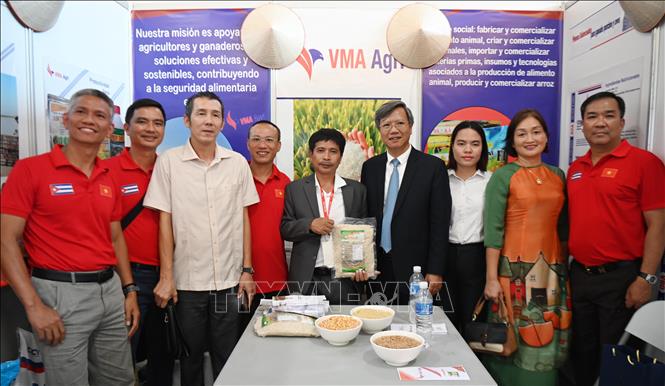 Đại sứ Việt Nam Lê Quang Long (giữa) thăm gian hàng của công ty Agri VMA tại FIHAV 2025. Ảnh: Việt Hùng - PV TTXVN tại Cuba