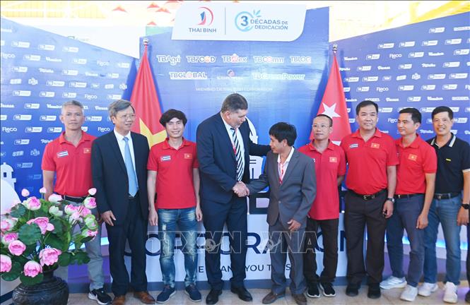 Phó Thủ tướng Cuba Oscar Pérez-Oliva Fraga chúc mừng doanh nghiệp Agri VMA với thành công của dự án sản xuất lúa gạo tại Cuba. Ảnh: Việt Hùng - PV TTXVN tại Cuba 