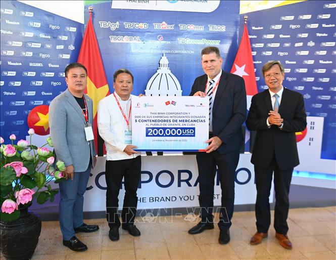 Chủ tịch Hội đồng quản trị TCT Thái Bình Trần Thanh Tú, trao tượng trưng 5 container hàng thiết yếu trị giá 200 nghìn USD giúp người dân miền Đông Cuba bị ảnh hưởng bởi bão Melissa cho Phó Thủ tướng Cuba  Oscar Pérez-Oliva Fraga. Ảnh: Việt Hùng - PV TTXVN tại Cuba