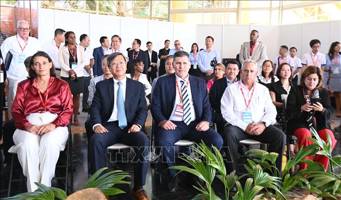 Đại sứ Việt Nam tại Cuba Lê Quang Long (thứ, 2 từ trái sang) cũng các quan khách tại sự kiện. Ảnh: Việt Hùng - PV TTXVN tại Cuba