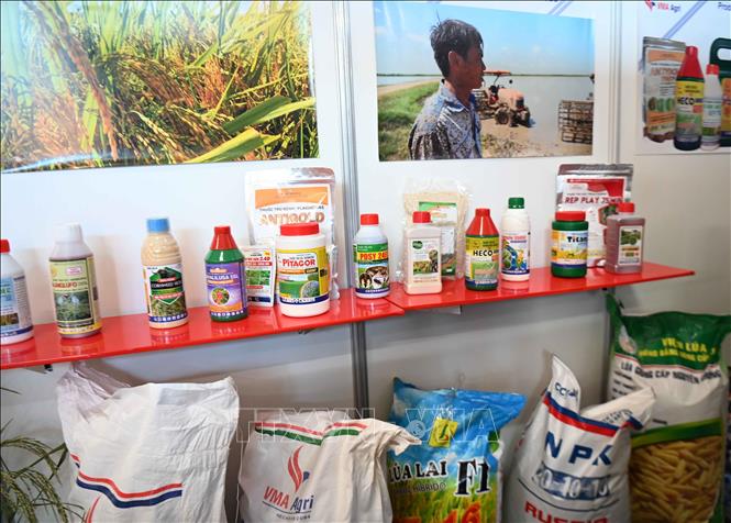 Các sản phẩm gạo, phân bón, thuốc trừ sâu, thức ăn gia súc, gia cầm của công ty Agri VMA tại FIHAV 2025. Ảnh: Việt Hùng - PV TTXVN tại Cuba