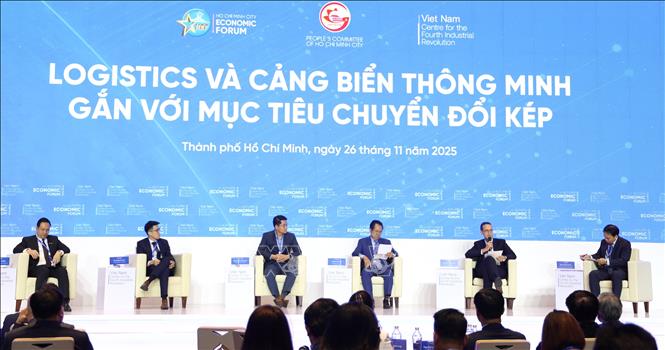 Phiên thảo luận với chủ đề logistics và cảng biển thông minh gắn với mục tiêu chuyển đổi kép. Ảnh: Hứa Chung-TTXVN