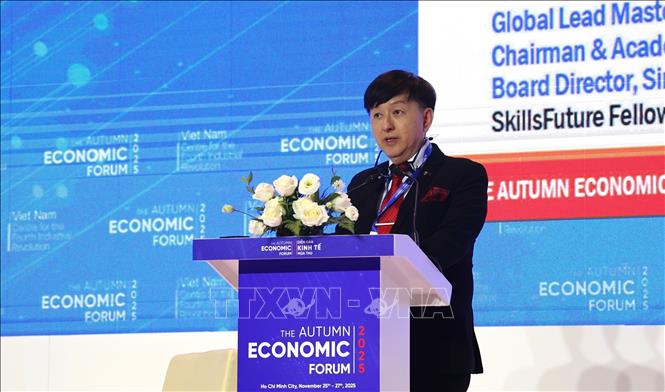 Ông Thomas Sim, Chủ tịch Liên đoàn Giao nhận Vận tải quốc tế (FIATA), phát biểu tại Tọa đàm. Ảnh: Hứa Chung-TTXVN