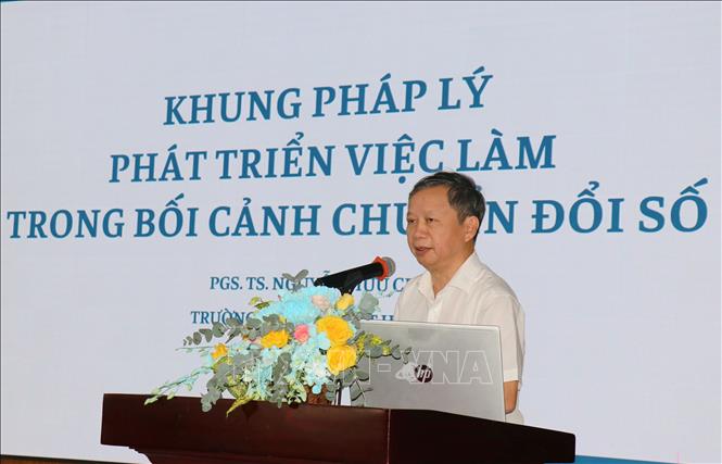 Phó Giáo sư, Tiến sỹ Nguyễn Hữu Chí, Trường Đại học Luật Hà Nội, phát biểu tại Hội thảo. Ảnh: Thanh Vũ-TTXVN