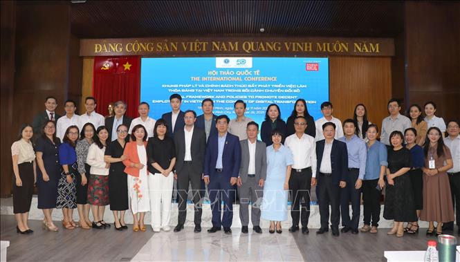 Các đại biểu chụp ảnh lưu niệm tại Hội thảo. Ảnh: Thanh Vũ-TTXVN
