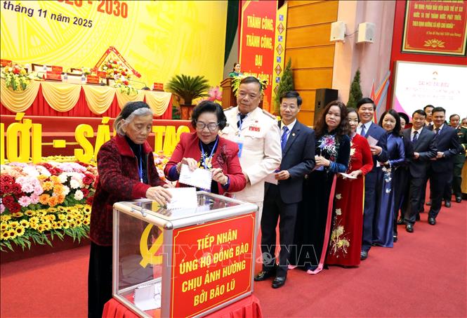 Đại biểu dự Đại hội ủng hộ đồng bào bị thiệt hại do bão lũ. Ảnh: Văn Đạt - TTXVN