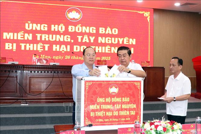 Lãnh đạo Tỉnh ủy, HĐND, UBND, Ủy ban MTTQ Việt Nam và các cấp ngành tỉnh Cà Mau chung tay ủng hộ đồng bào miền Trung - Tây Nguyên bị thiên tai lũ lụt. Ảnh: Trung Hiếu - TTXVN