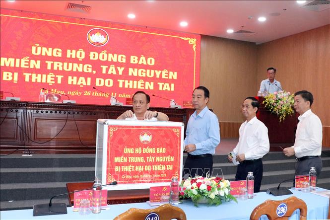 Lãnh đạo Tỉnh ủy, HĐND, UBND, Ủy ban MTTQ Việt Nam và các cấp ngành tỉnh Cà Mau chung tay ủng hộ đồng bào miền Trung - Tây Nguyên bị thiên tai lũ lụt. Ảnh: Trung Hiếu - TTXVN