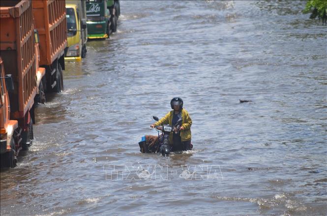 Cảnh ngập lụt sau những trận mưa lớn tại Semarang, Trung Java, Indonesia. Ảnh: THX/TTXVN