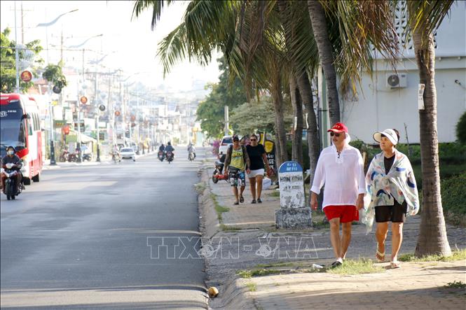 Du khách quốc tế trên đường Nguyễn Đình Chiểu thuộc trong quy hoạch Khu du lịch Quốc gia Mũi Né (Lâm Đồng). Ảnh: Nguyễn Thanh - TTXVN