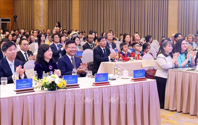 Phó Thủ tướng Lê Thành Long và các đại biểu tham dự buổi lễ. Ảnh: Phạm Kiên - TTXVN