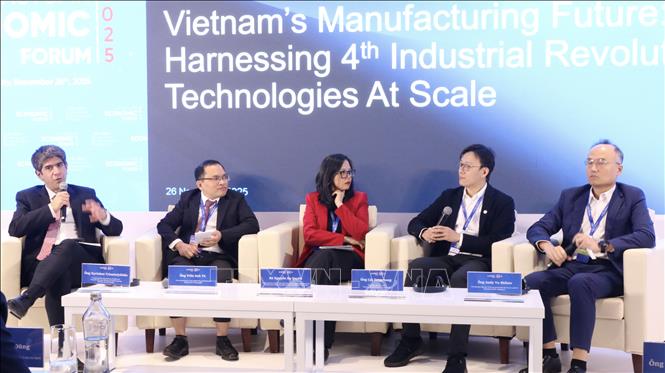 Các chuyên gia chia sẻ giải pháp thúc đẩy chuyên đổi sản xuất thông minh tại toạ đàm. Ảnh: Xuân Anh - TTXVN