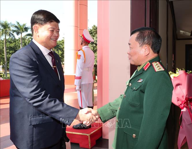 Thượng tướng Hoàng Xuân Chiến đón Ngài Irineo Espino. Ảnh: Trọng Đức - TTXVN