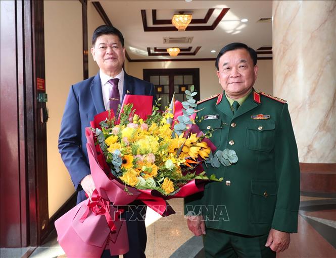 Thượng tướng Hoàng Xuân Chiến đón Ngài Irineo Espino. Ảnh: Trọng Đức - TTXVN