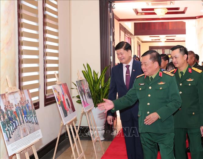 Thượng tướng Hoàng Xuân Chiến giới thiệu với Ngài Irineo Espino những hình ảnh về hợp tác giữa hai nước. Ảnh: Trọng Đức - TTXVN