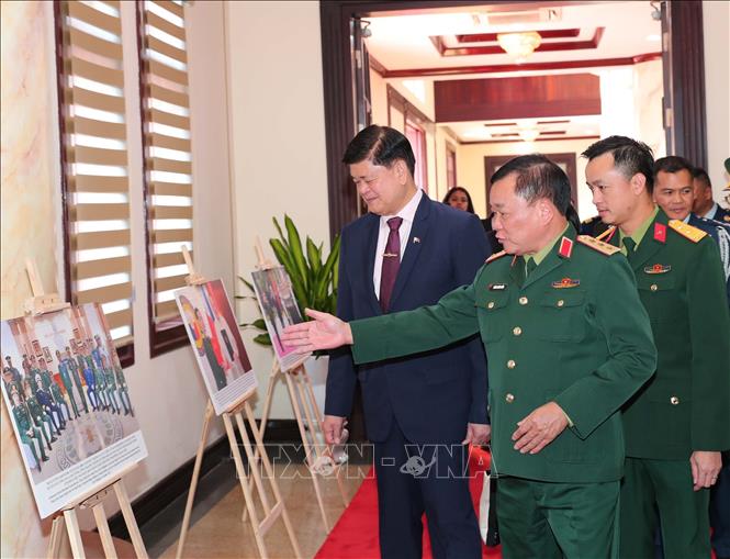 Thượng tướng Hoàng Xuân Chiến giới thiệu với Ngài Irineo Espino những hình ảnh về hợp tác giữa hai nước. Ảnh: Trọng Đức - TTXVN