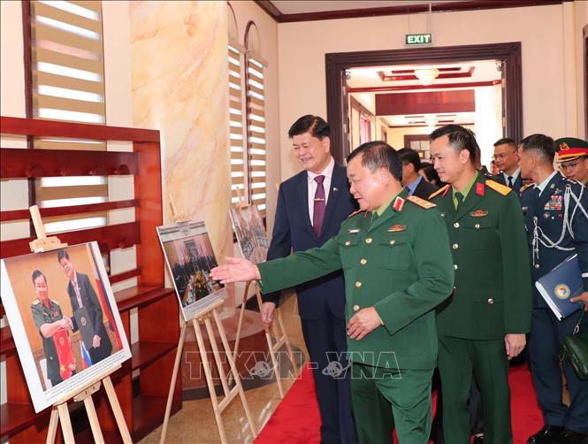 Thượng tướng Hoàng Xuân Chiến giới thiệu với Ngài Irineo Espino những hình ảnh về hợp tác giữa hai nước. Ảnh: Trọng Đức - TTXVN