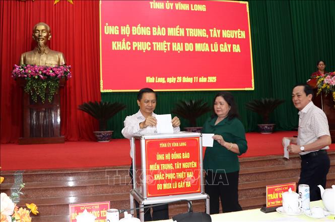 Bí thư Tỉnh ủy Vĩnh Long Trần Văn Lâu ủng hộ đồng bào bị thiệt hại do mưa lũ gây ra. Ảnh: Phạm Minh Tuấn-TTXVN