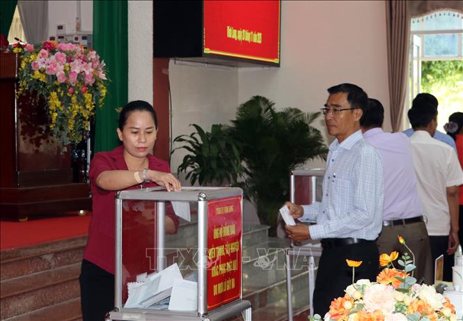 Lãnh đạo các sở, ngành, địa phương của tỉnh ủng hộ đồng bào bị thiệt hại do mưa lũ gây ra. Ảnh: Phạm Minh Tuấn-TTXVN