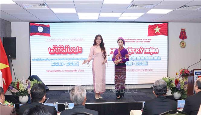 Tiếp mục trình diễn trang phục dân tộc Việt Nam - Lào. Ảnh: Xuân Khu-TTXVN
