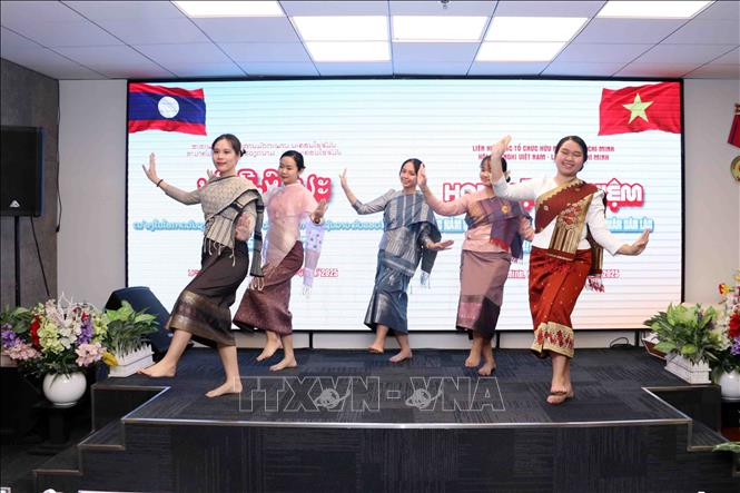 Tiếp mục văn nghệ do các sinh viên Lào đang học tập tại Thành phố Hồ Chí Minh biểu diễn. Ảnh: Xuân Khu-TTXVN