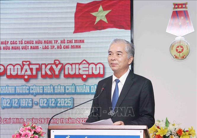 Ông Ngô Minh Châu, Chủ tịch Hội hữu nghị Việt Nam - Lào Thành phố Hồ Chí Minh phát biểu chúc mừng kỷ niệm 50 năm Quốc khánh Lào. Ảnh: Xuân Khu-TTXVN