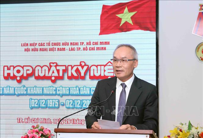 Ông Phonesy Bounmixay, Tổng lãnh sự Lào tại Thành phố Hồ Chí Minh, phát biểu tại buổi họp mặt. Ảnh: Xuân Khu-TTXVN