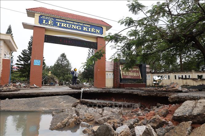 Ước tính tổng thiệt hại về cơ sở vật chất, hạ tầng và thiết bị dạy học trên 178 tỷ đồng. Ảnh: Tuấn Anh - TTXVN