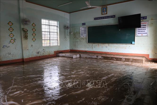 Nước lũ lên cao xấp xỉ chạm trần lớp học nên mọi trang thiết bị gần như hư hỏng. Ảnh: Tuấn Anh - TTXVN