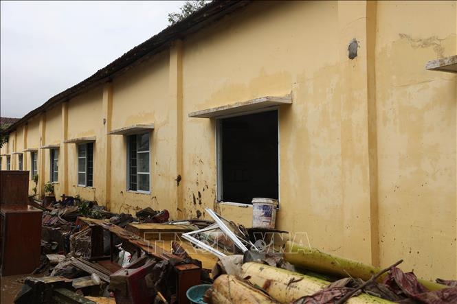 Mưa lũ làm sập tường rào, cửa sổ của một trường học tỉnh Đắk Lắk. Ảnh: Tuấn Anh - TTXVN