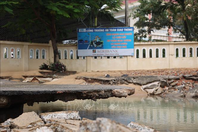 Sau mưa lũ lịch sử, cổng trường không còn an toàn đối với học sinh. Ảnh: Tuấn Anh - TTXVN