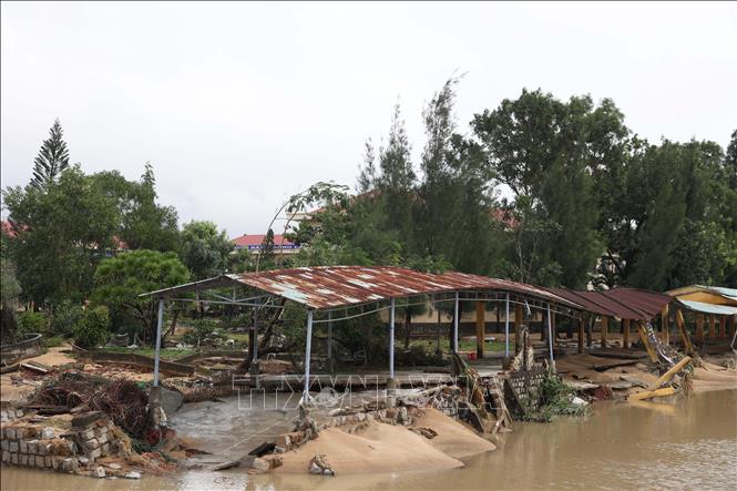 Nhà xe, tường rào của một trường THPT bị mưa lũ tàn phá. Ảnh: Tuấn Anh - TTXVN