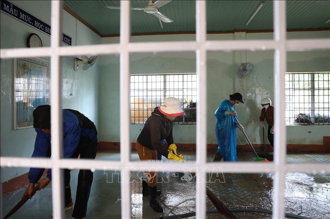 Các thầy cô ở phía Đông tỉnh Đắk Lắk dọn dẹp phòng học sau khi lũ rút. Ảnh: Tuấn Anh - TTXVN