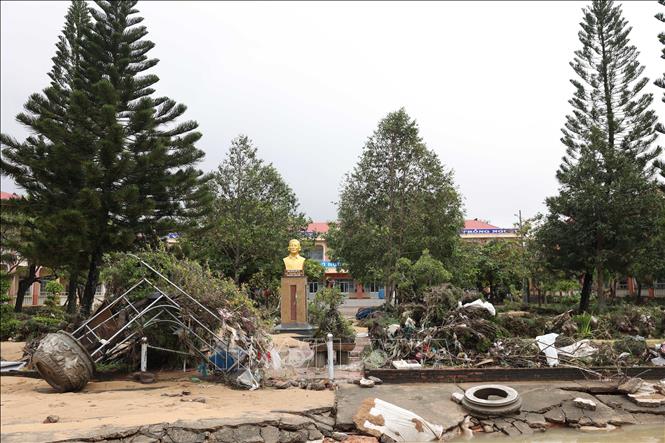 Cảnh tan hoang của sân trường trên địa bàn phường Đông Hòa, tỉnh Đắk Lắk sau trận mưa lũ lịch sử. Ảnh: Tuấn Anh - TTXVN