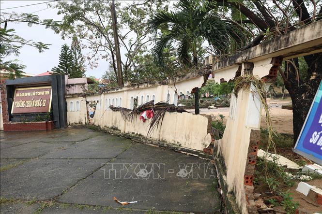 Cổng trường không còn đứng vững trước sức tàn phá của mưa lũ. Ảnh: Tuấn Anh - TTXVN