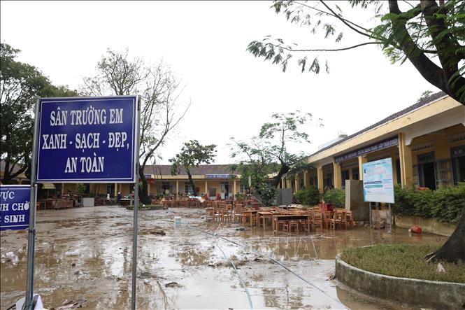 Nhiều trường học trên địa bàn các xã, phường phía Đông tỉnh Đắk Lắk ngổn ngang sau lũ. Ảnh: Tuấn Anh - TTXVN
