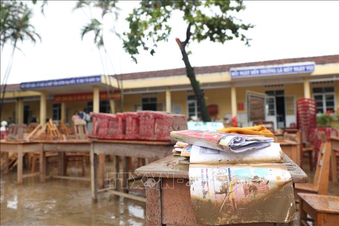 Trận mưa lũ lịch sử khiến nhiều trường học ngập sâu, thiệt hại nặng nề về cơ sở vật chất. Ảnh: Tuấn Anh - TTXVN