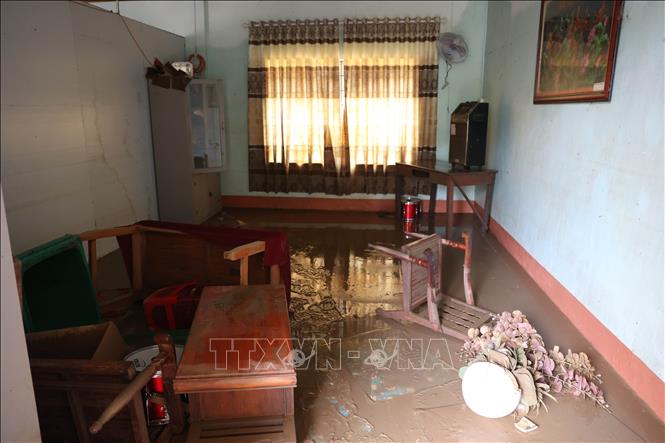 Phòng làm việc của một trường tiểu học phường Đông Hòa, tỉnh Đắk Lắk sau khi nước lũ rút. Ảnh: Tuấn Anh - TTXVN