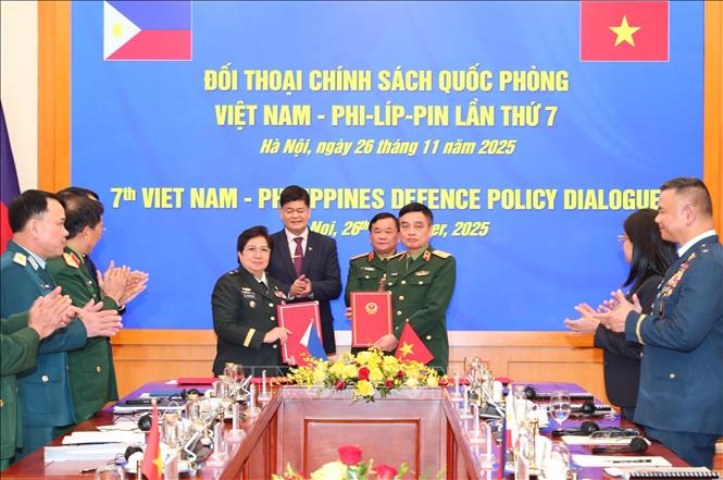 Thượng tướng, Thứ trưởng Bộ Quốc phòng Hoàng Xuân Chiến và Ngài Irineo Espino, Thứ trưởng Bộ Quốc phòng Philippines chứng kiến lễ ký biên bản hợp tác giữa quân y hai nước.  Ảnh: Trọng Đức - TTXVN