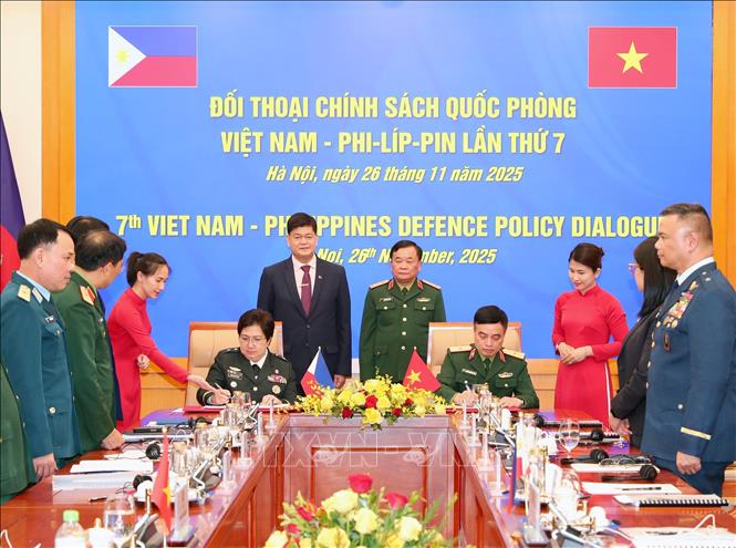 Thượng tướng, Thứ trưởng Bộ Quốc phòng Hoàng Xuân Chiến và Ngài Irineo Espino, Thứ trưởng Bộ Quốc phòng Philippines chứng kiến lễ ký biên bản hợp tác giữa quân y hai nước.  Ảnh: Trọng Đức - TTXVN