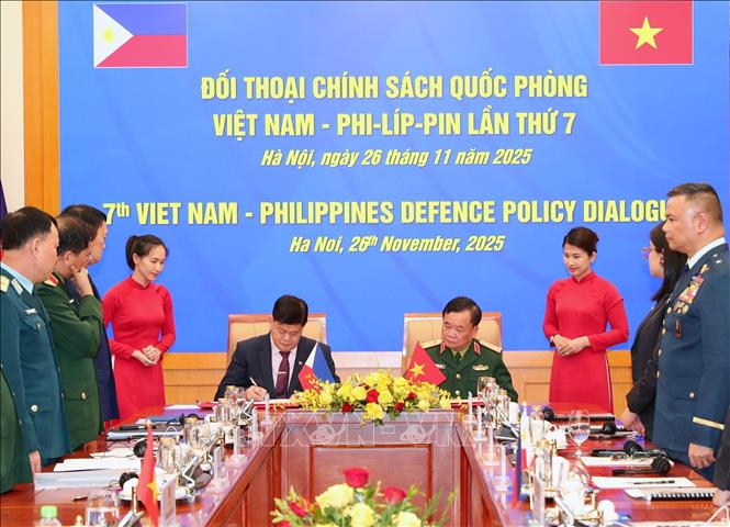 Thượng tướng, Thứ trưởng Bộ Quốc phòng Hoàng Xuân Chiến và Ngài Irineo Espino, Thứ trưởng Bộ Quốc phòng Philippines ký biên bản đối thoại.  Ảnh: Trọng Đức - TTXVN
