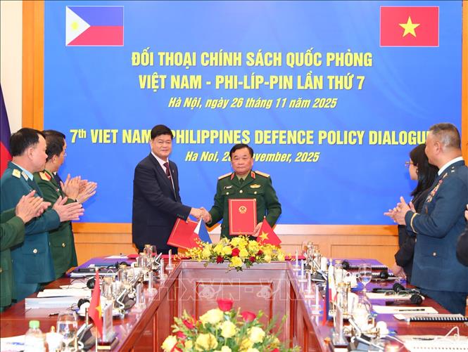 Thượng tướng, Thứ trưởng Bộ Quốc phòng Hoàng Xuân Chiến và Ngài Irineo Espino, Thứ trưởng Bộ Quốc phòng Philippines ký biên bản đối thoại.  Ảnh: Trọng Đức - TTXVN