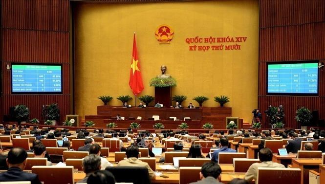 Chiều 16/11/2020, tại Hà Nội, Quốc hội biểu quyết thông qua Luật sửa đổi, bổ sung một số điều của Luật Phòng, chống nhiễm virus gây ra hội chứng suy giảm miễn dịch mắc phải ở người (HIV/AIDS). Ảnh: Doãn Tấn - TTXVN
